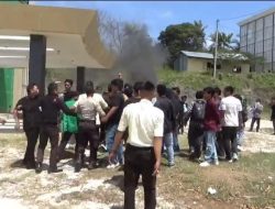 Demonstrasi Mahasiswa STAIN Majene Tuntut Transparansi Anggaran Kampus Berakhir Ricuh