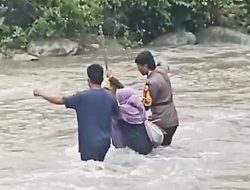 Aksi Heroik Briptu Nur Alam: Bantu Warga Seberangi Sungai Deras di Tengah Cuaca Ekstrem