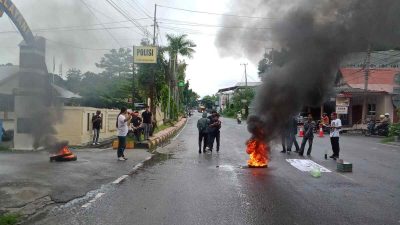 Kesatuan Pemuda dan Kerakyatan (KPK) saat menggelar aksi Demonstrasi di depan Kantor Kepolisian Resor (Polres) Kabupaten Majene pada Kamis,(27/2/25).