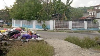 Warga Keluhkan Sampah Menggunung di Dekat Rumah Wakil Bupati Majene