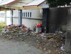 Samping Rujab Wakil Bupati Majene Jadi Lokasi Pembuangan dan Pembakaran Sampah