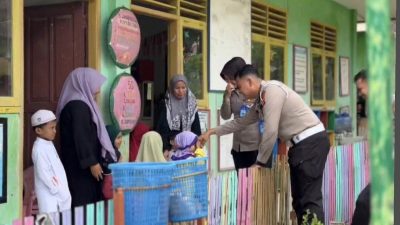 Unit Regident Satlantas Polres Majene Gelar Jumat Berkah, Bagikan Sembako dan Makanan