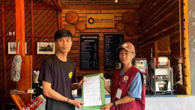 Tim PPK ORMAWA ARENOVA Buka Akses Pasar Produk Nira Aren melalui Kerja Sama dengan Sejumlah Kafe di Majene